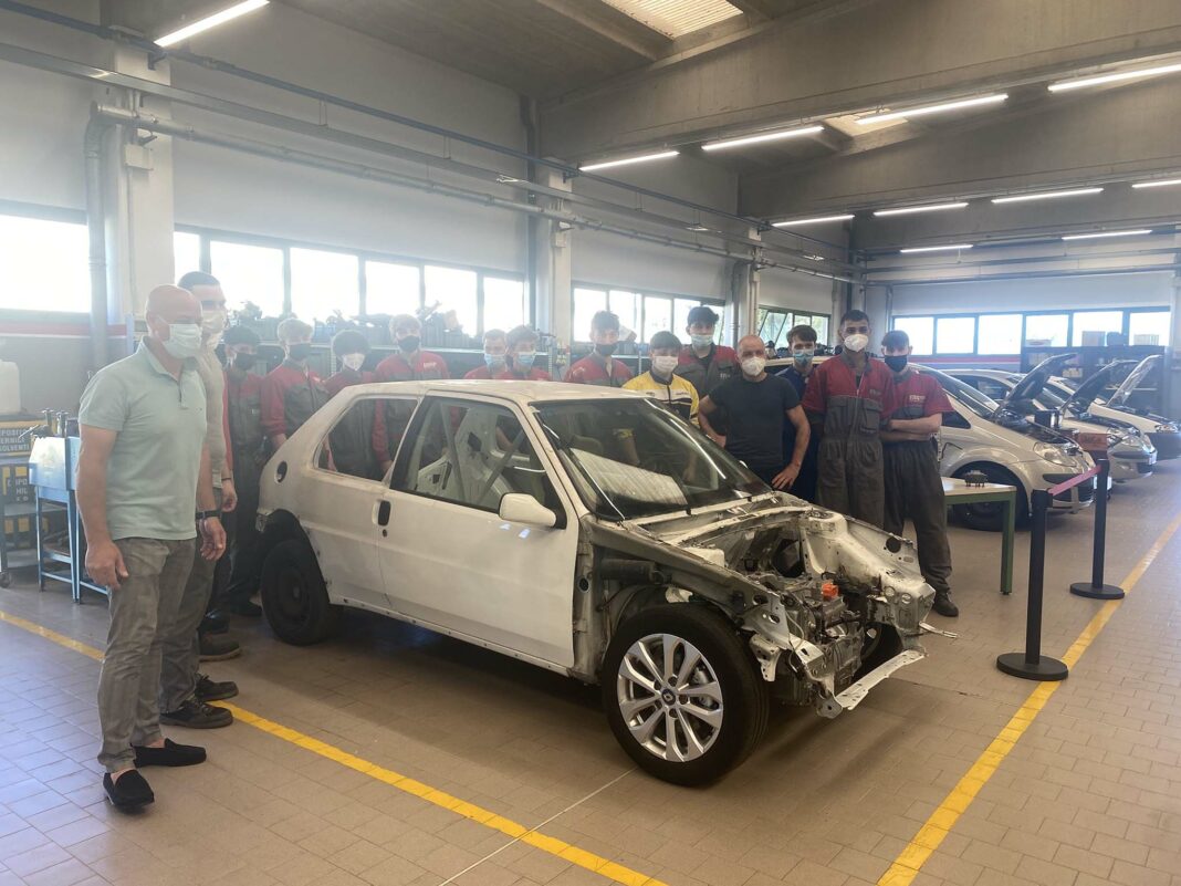 L'auto elettrica da corsa preparata all'Enaip di Pasian di Prato