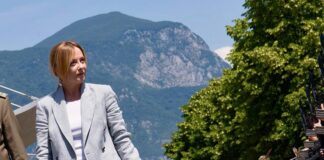 La premier Giorgia Meloni a sorpresa all’Adunata degli Alpini di Gemona del Friuli